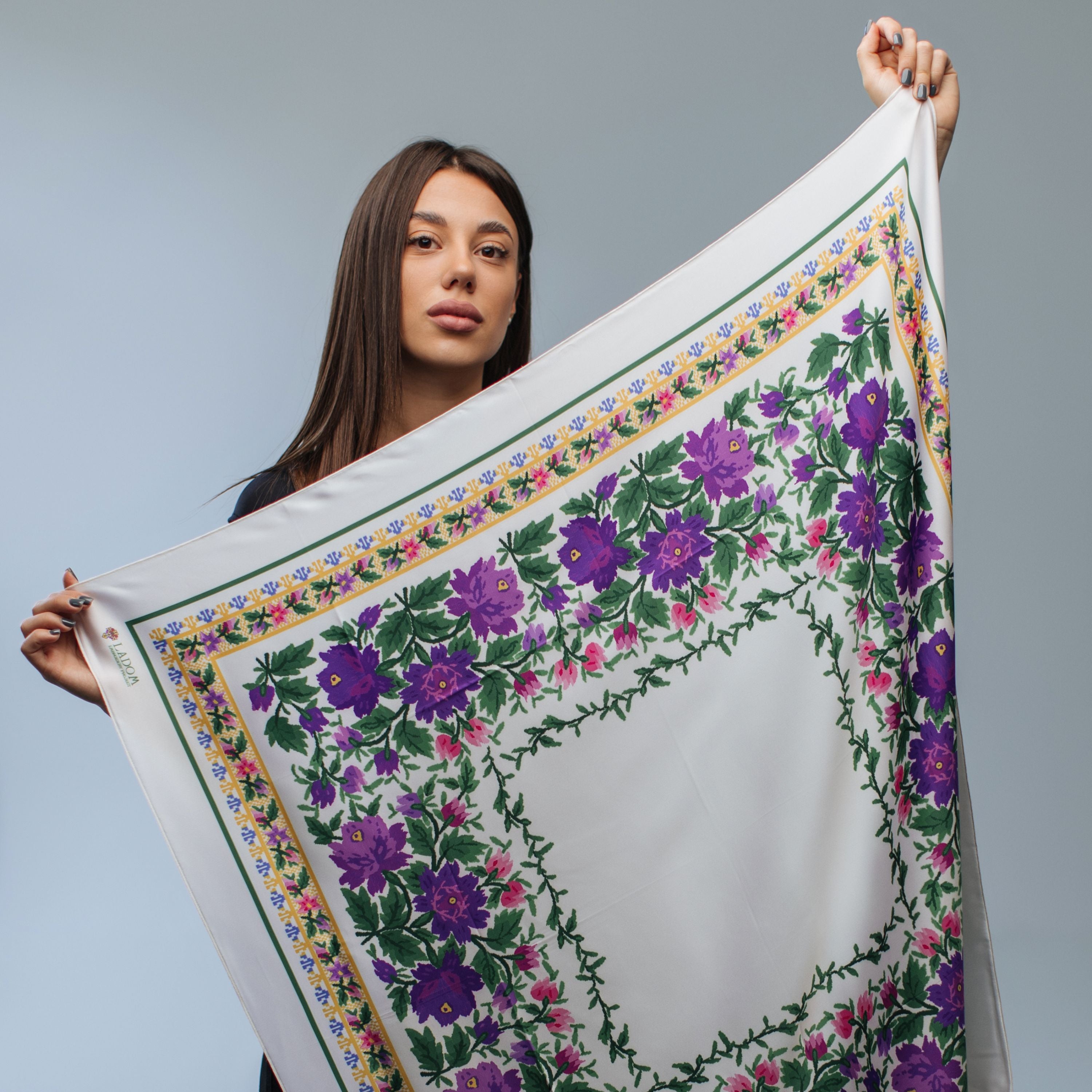 Біла Хустина "Півонія"