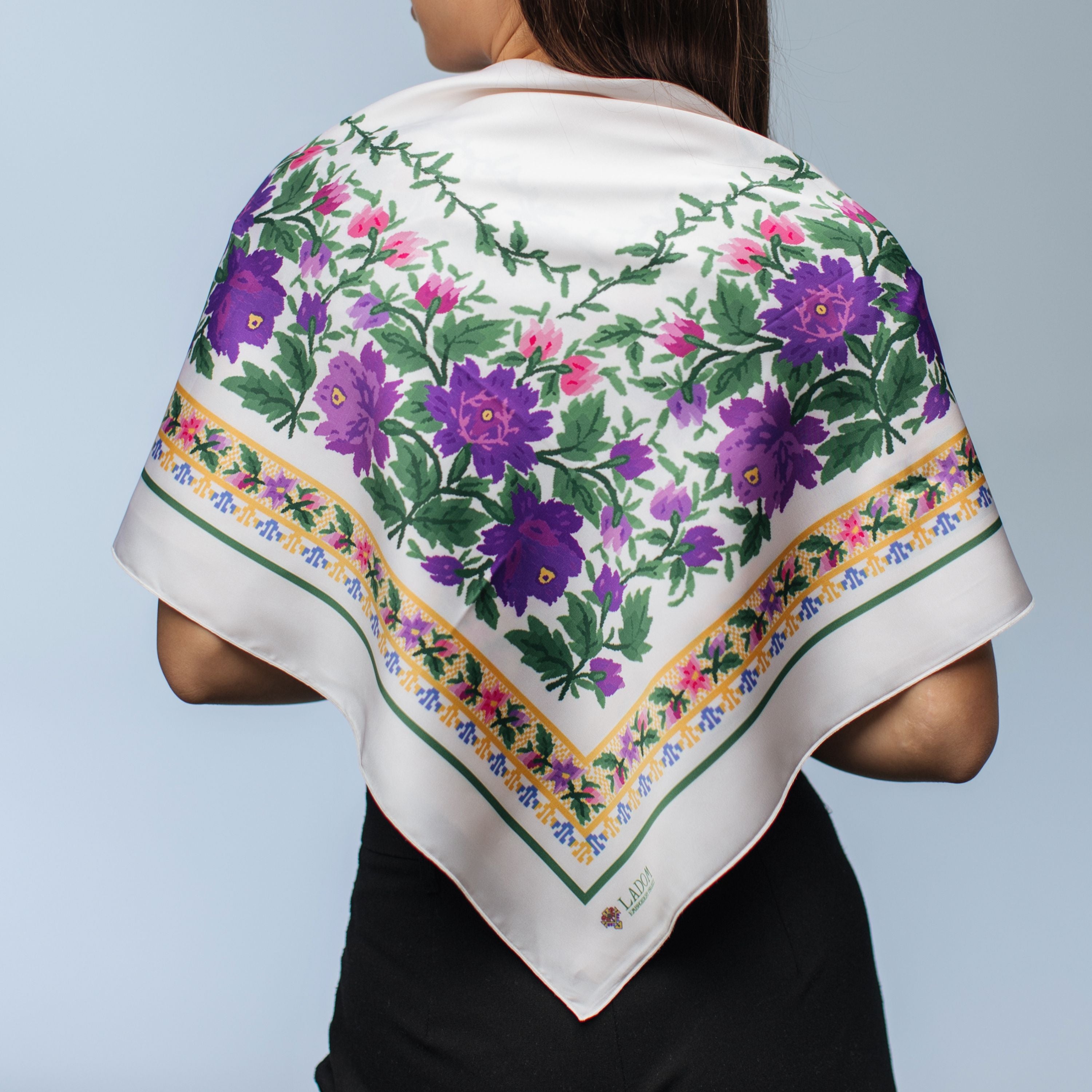 Біла Хустина "Півонія"